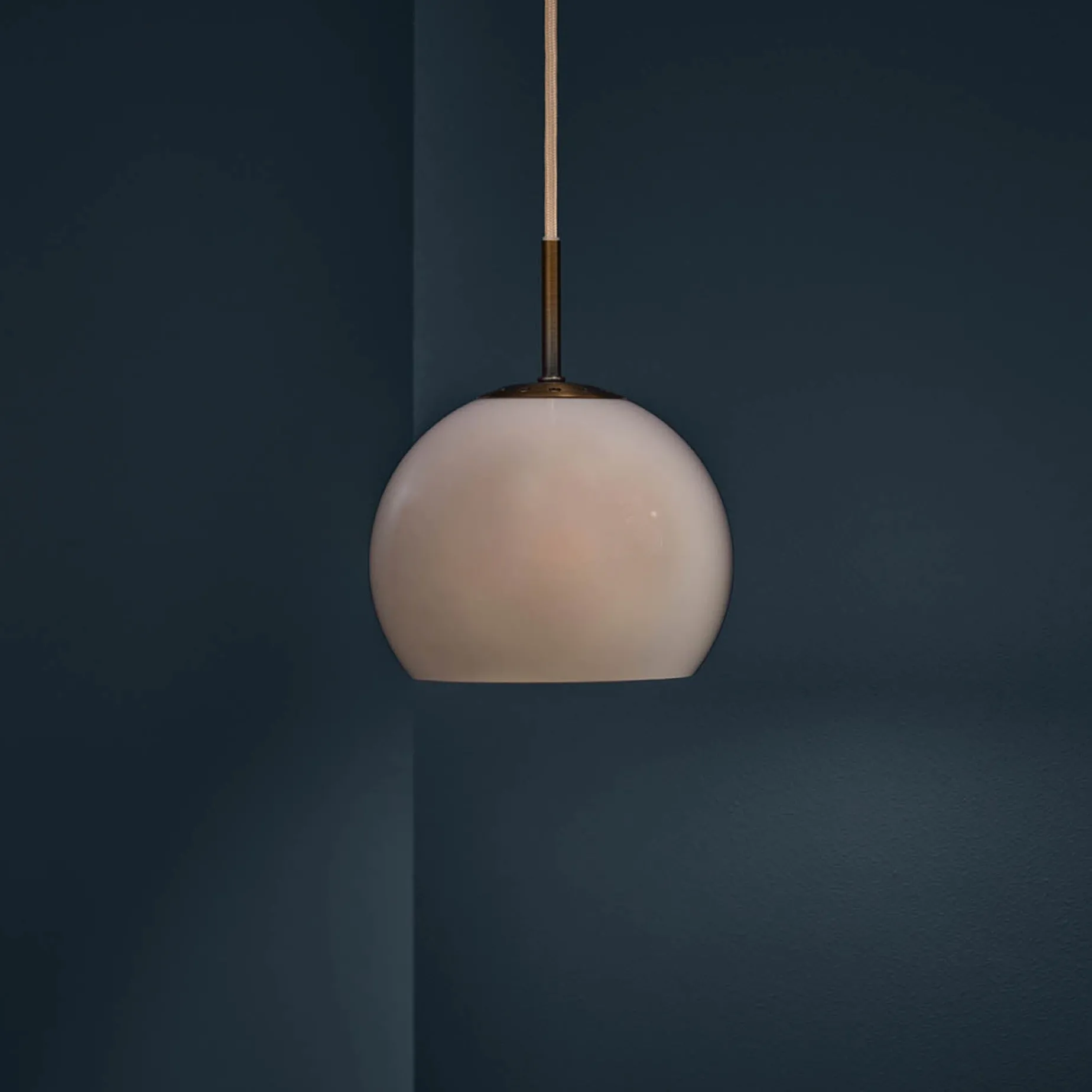 Ball 18-25 glass pendant | opal white