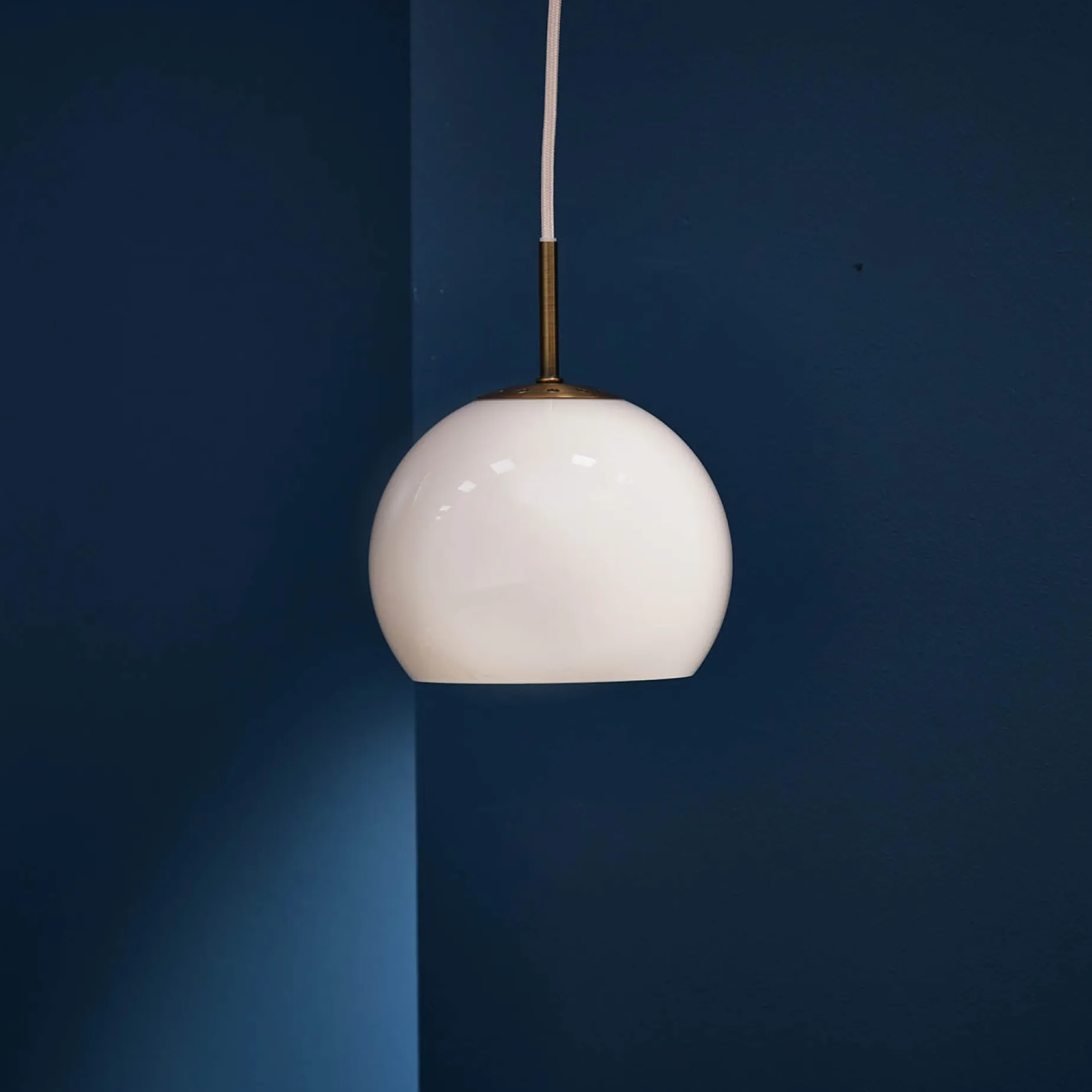 Ball 18-25 glass pendant | opal white