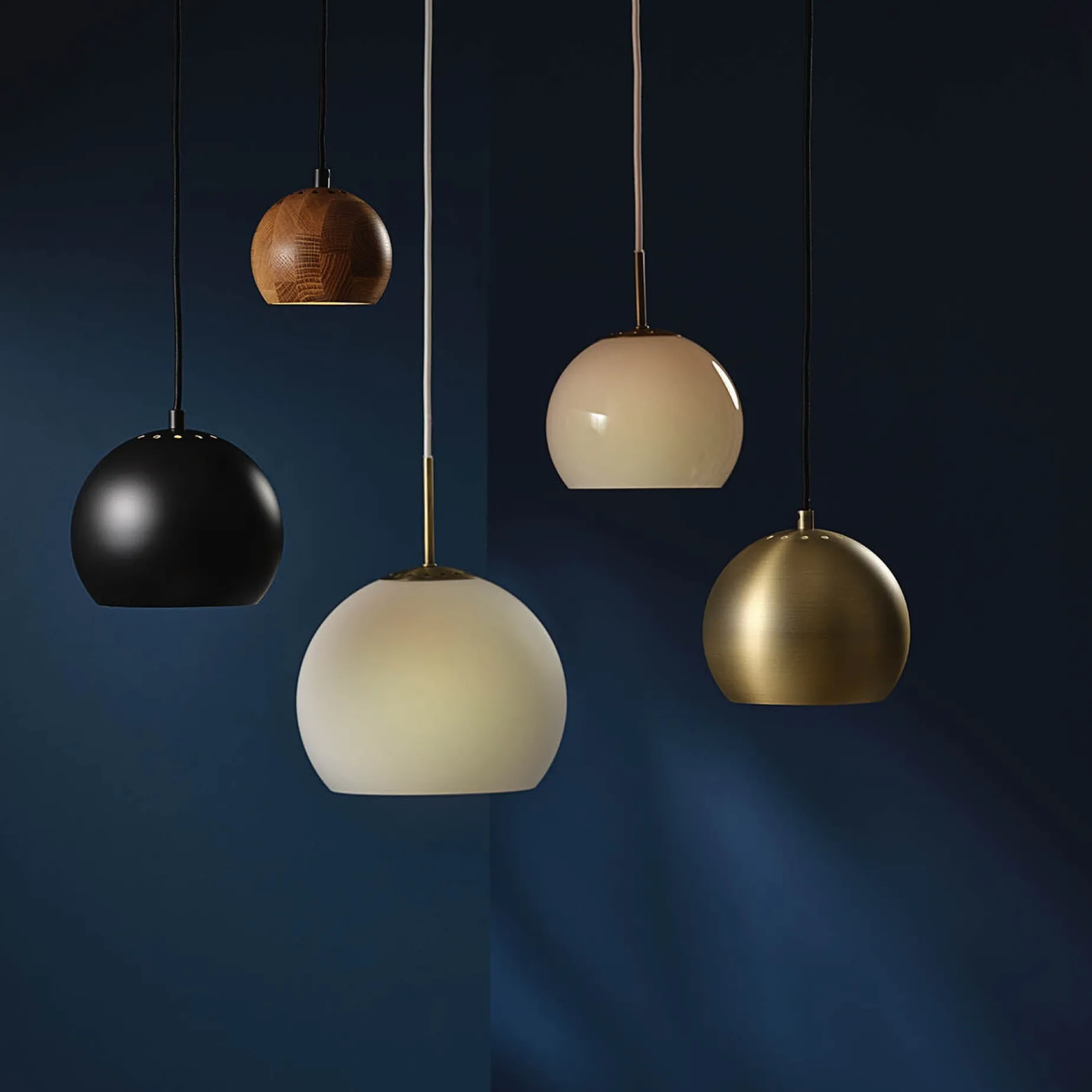 Ball 18-25 glass pendant | opal white