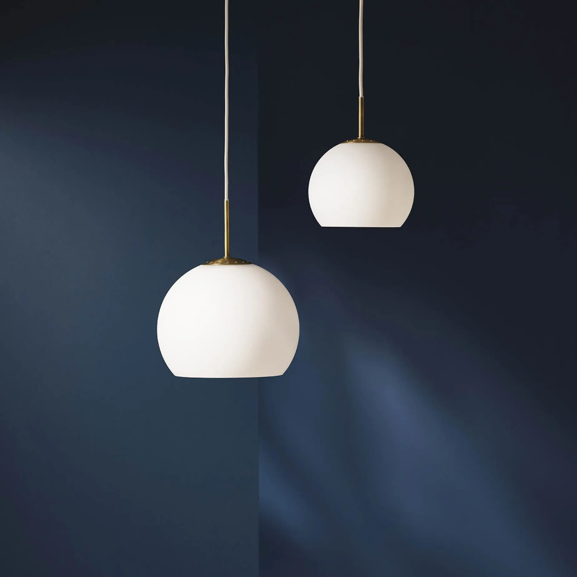 Ball 18-25 glass pendant | opal white