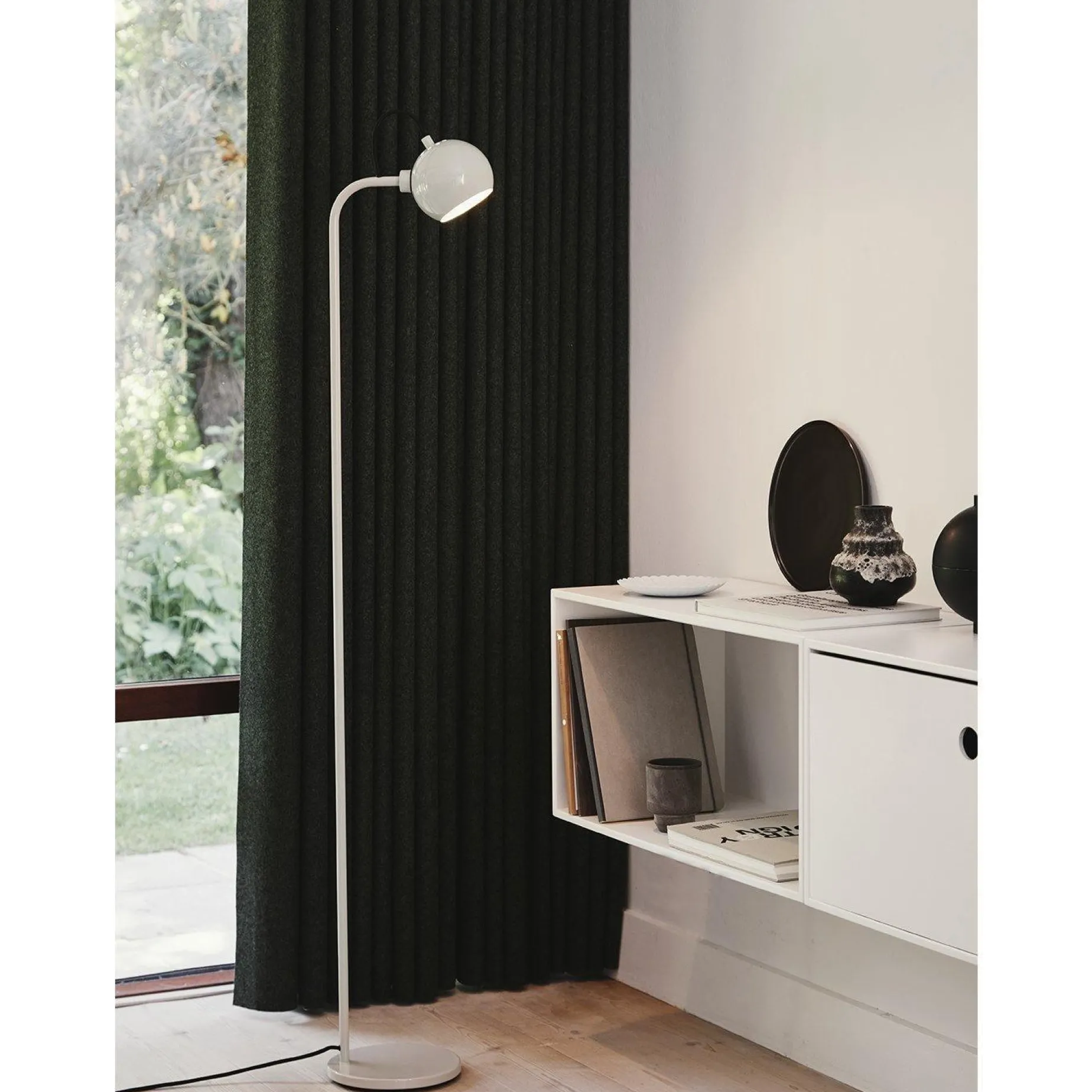 Ball floor | glossy warm grey