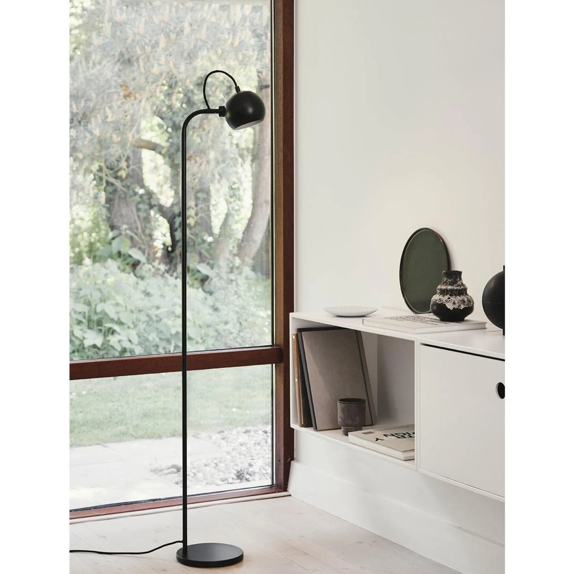 Ball floor | glossy warm grey
