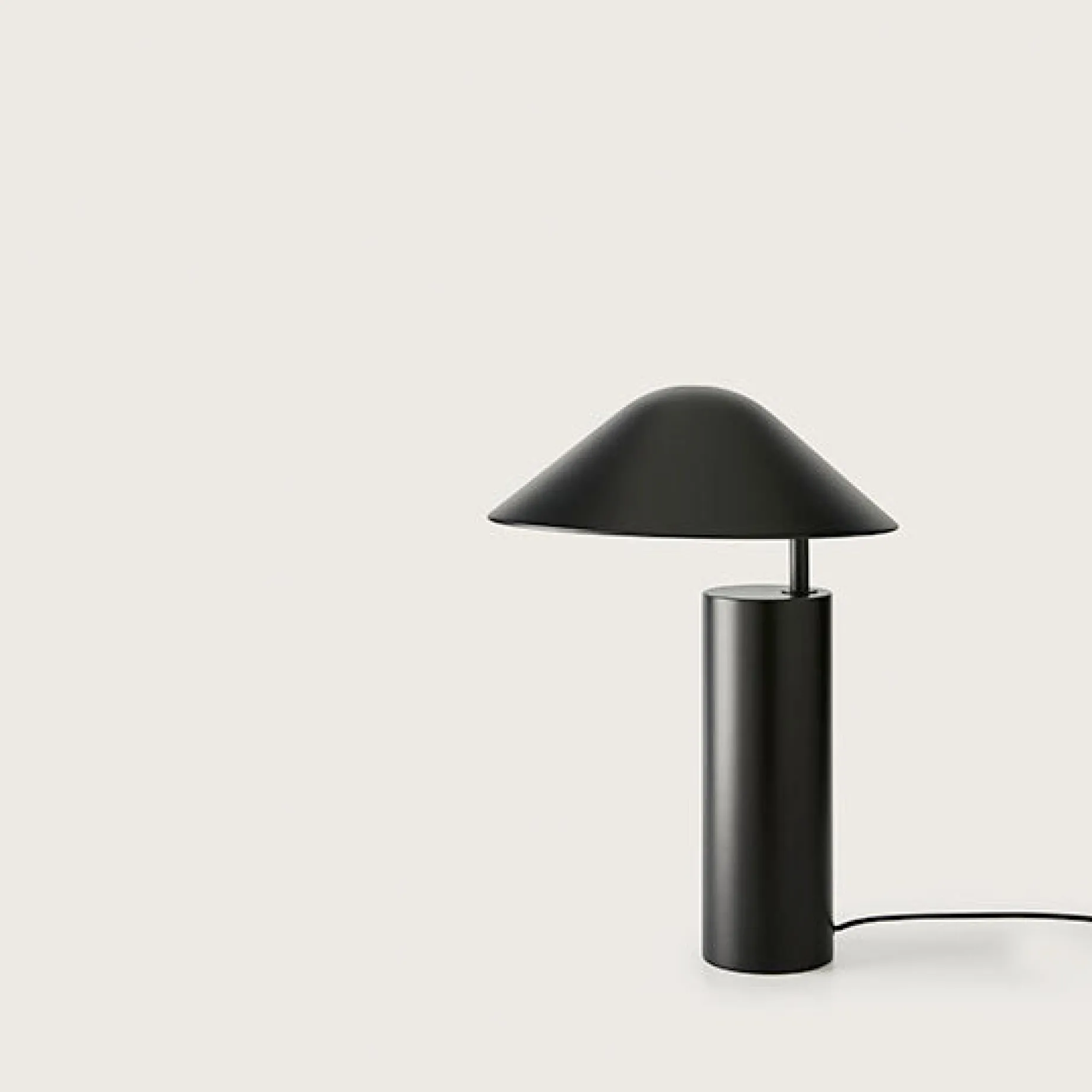 Damo table | matt black