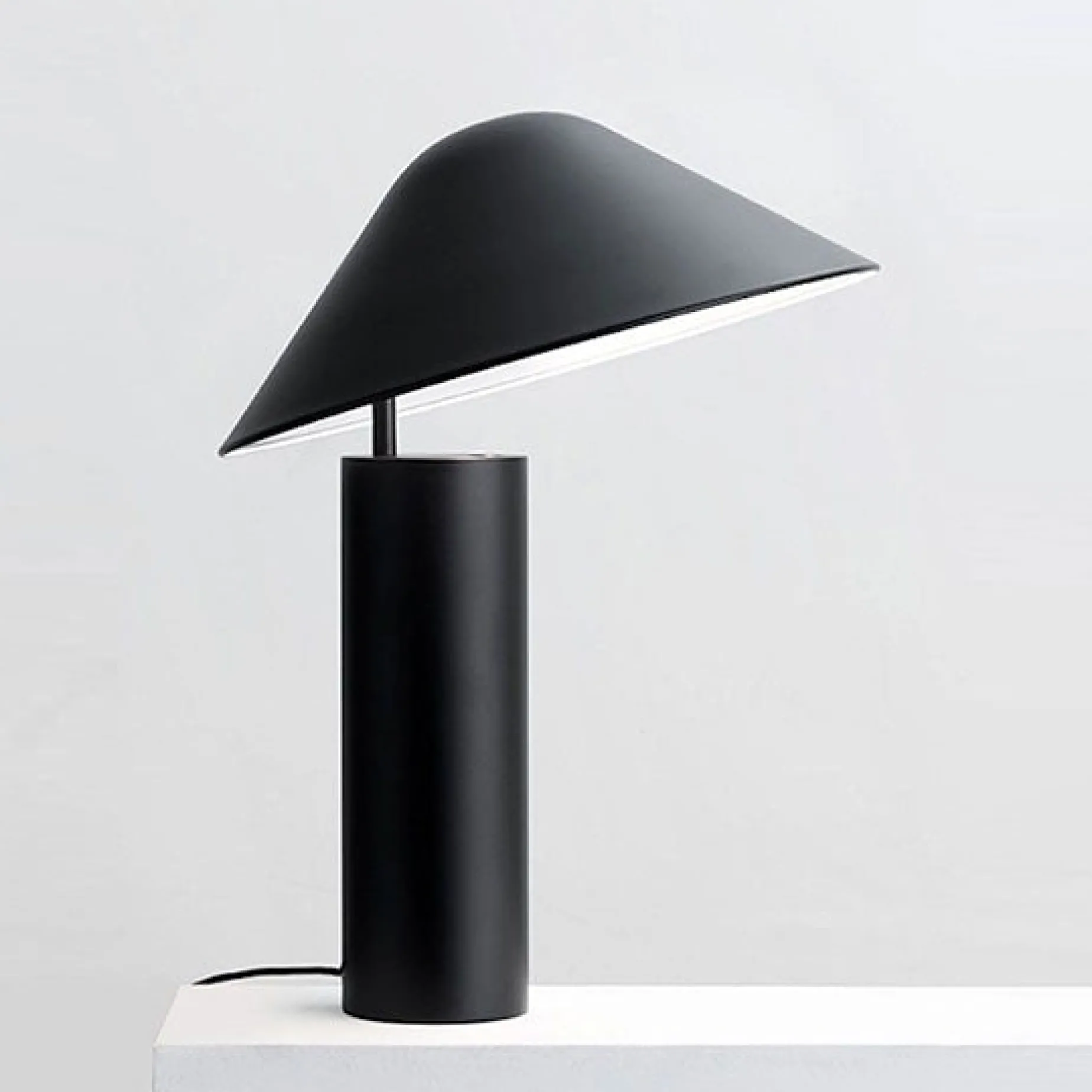 Damo table | matt black