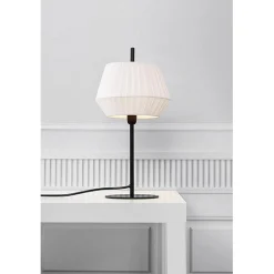 Dicte t | white