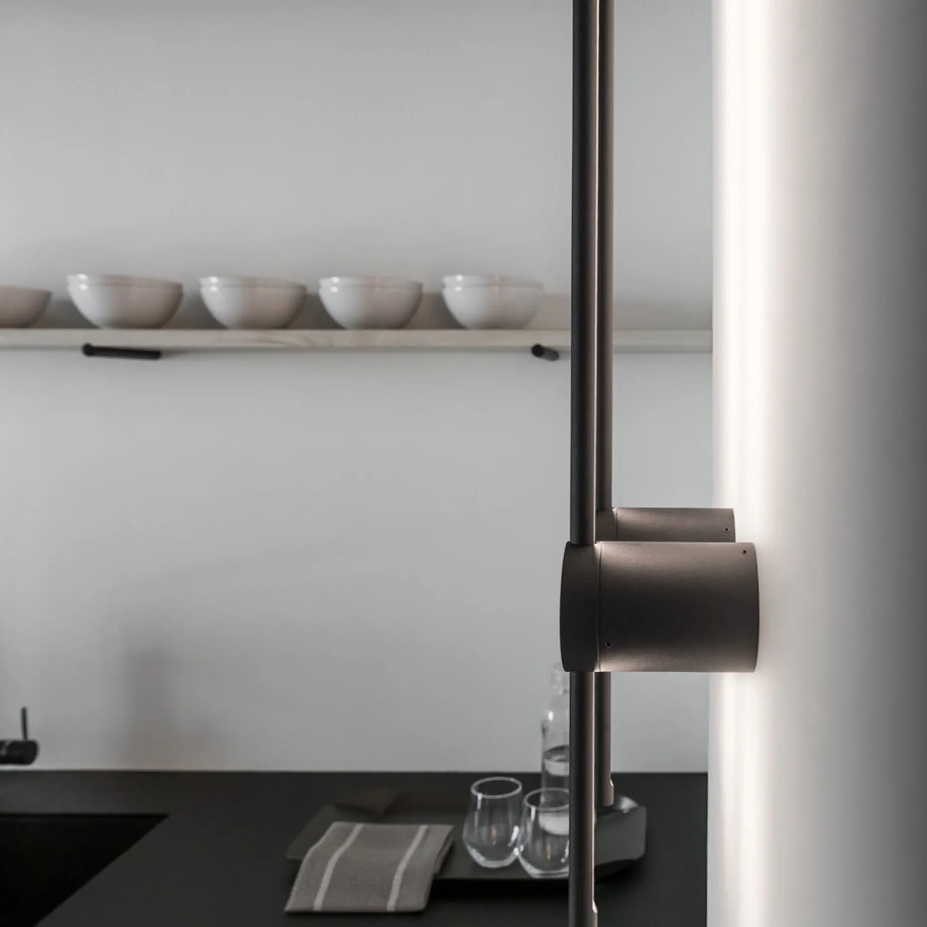 Essence wall 124 | black