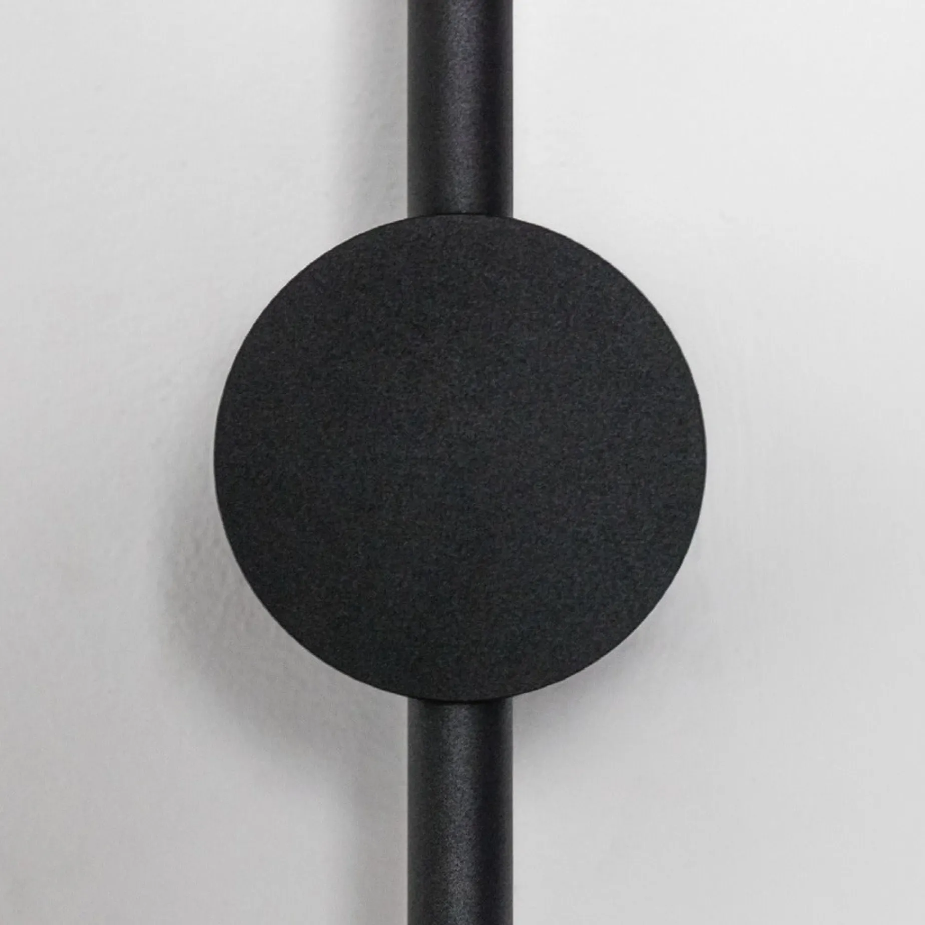 Essence wall 124 | black