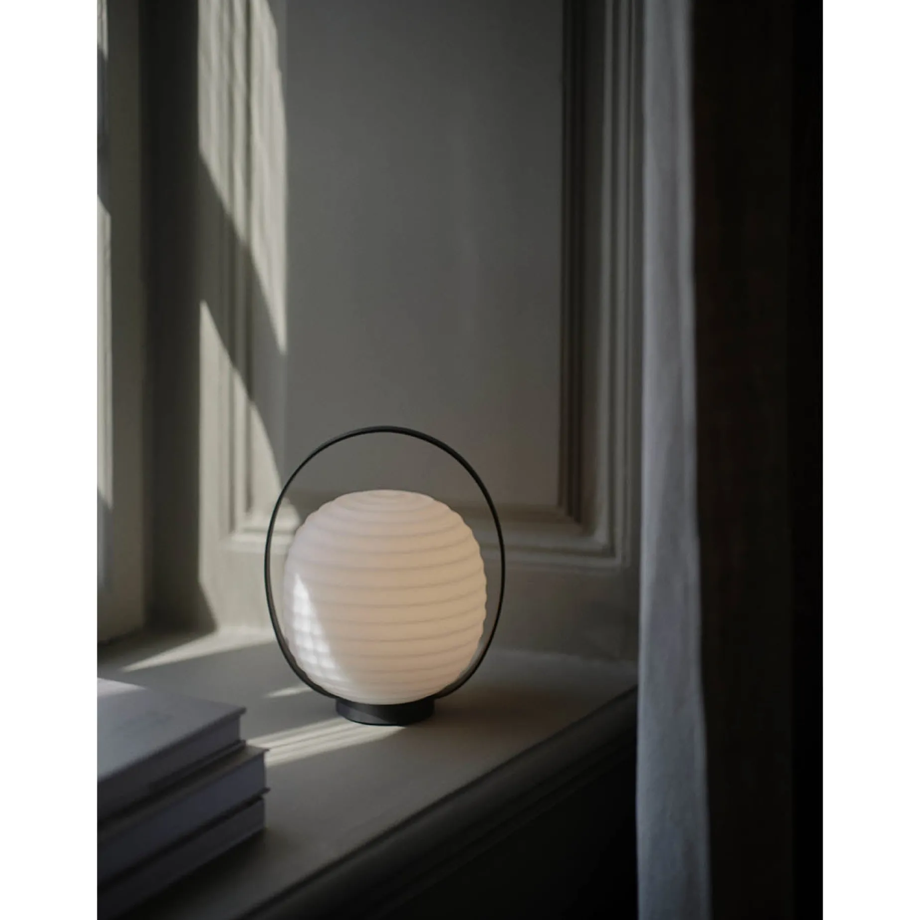 Lantern portable | black and opal white