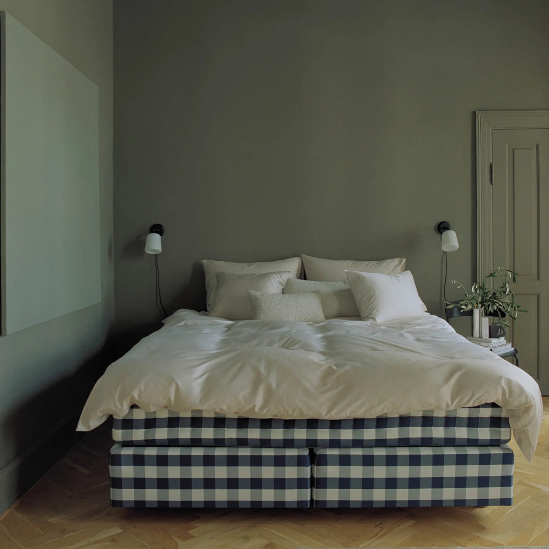 Material wall | white opal glass