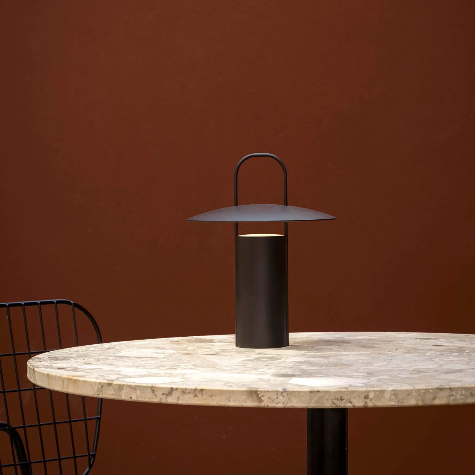 Ray portable table lamp | black
