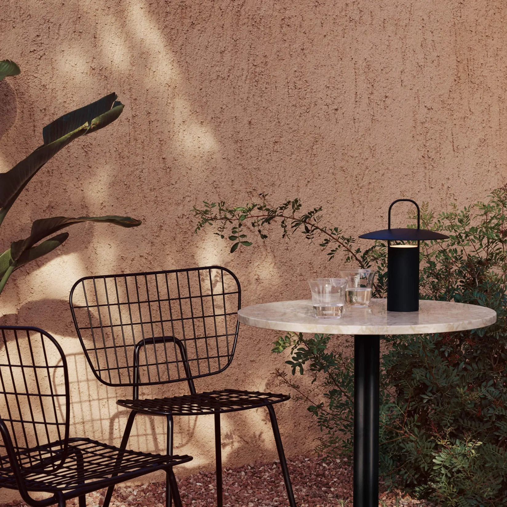 Ray portable table lamp | black