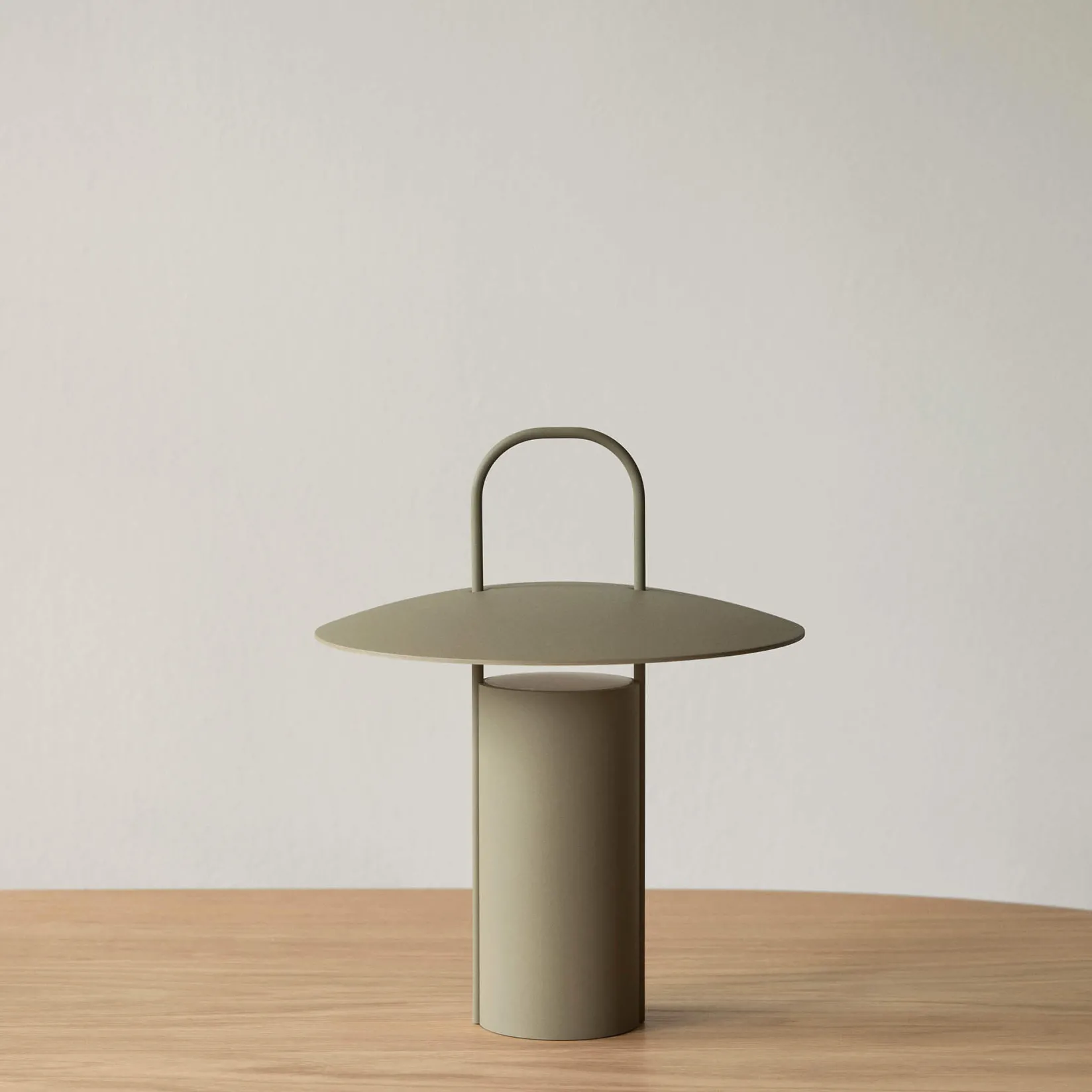 Ray portable table lamp | black