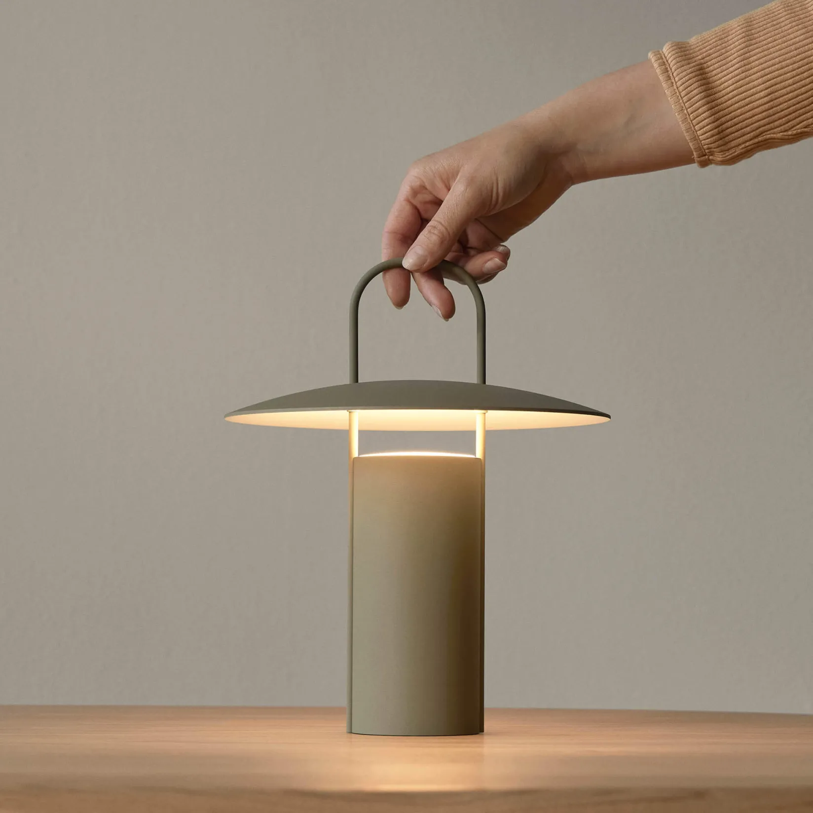Ray portable table lamp | black