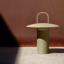 Ray portable table lamp | black