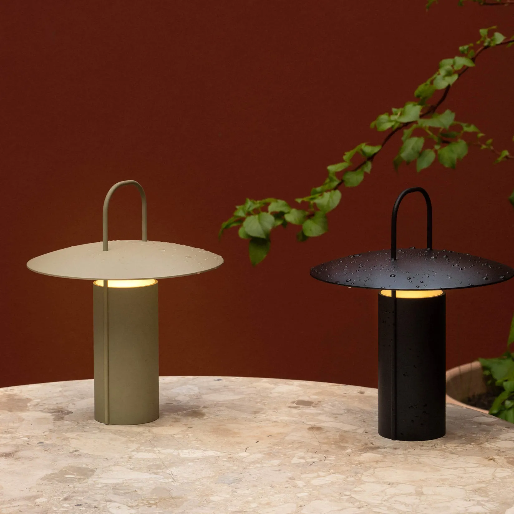 Ray portable table lamp | black