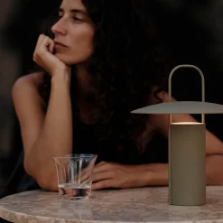 Ray portable table lamp | black