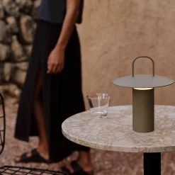 Ray portable table lamp | black