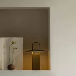 Ray portable table lamp | black