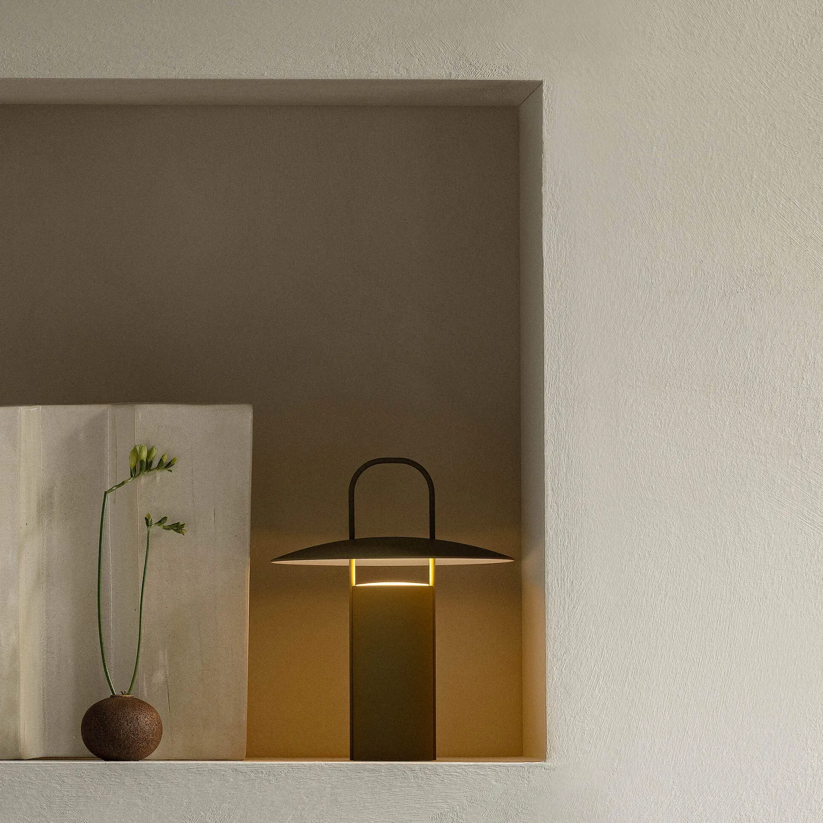 Ray portable table lamp | black