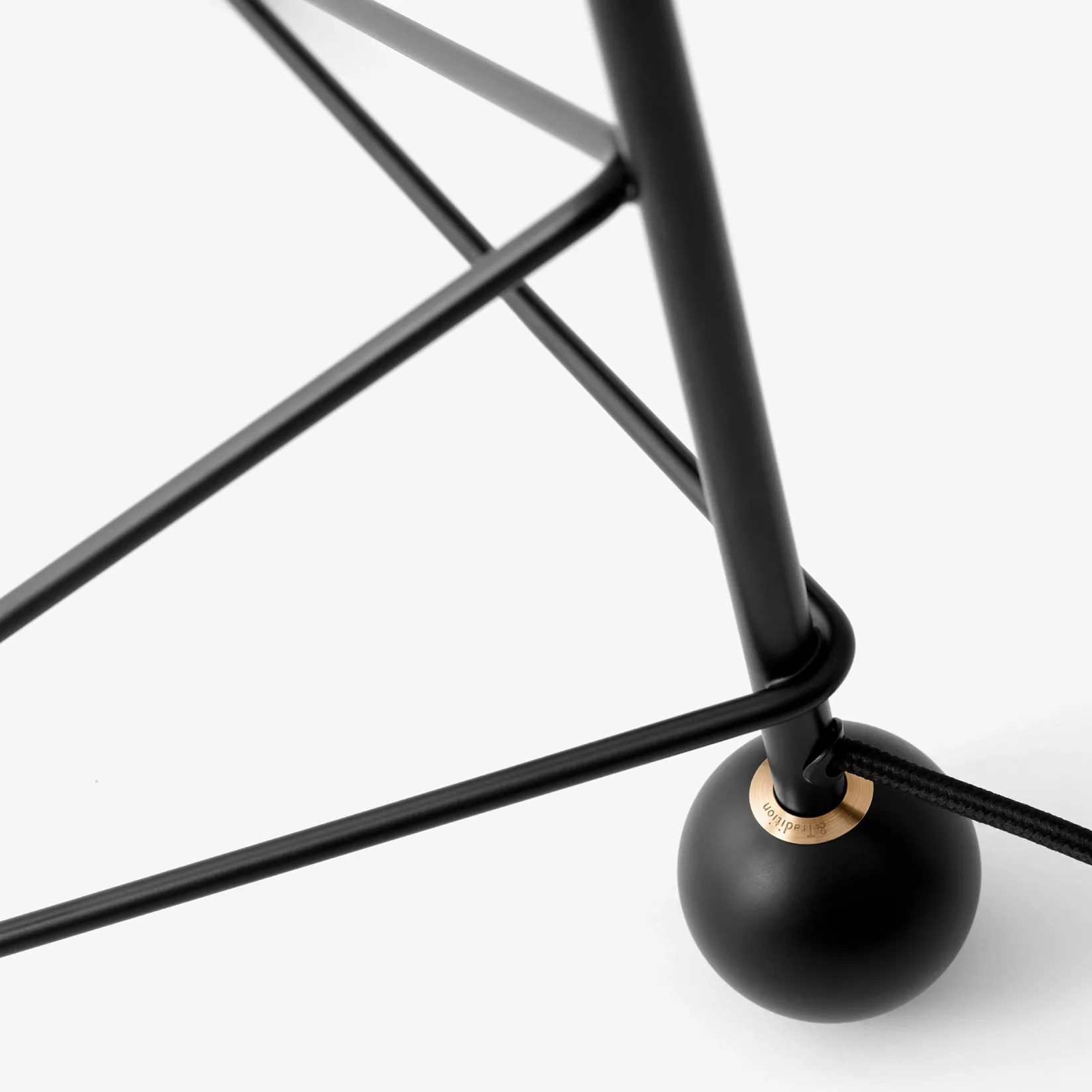 Tripod table HM9 | matt white